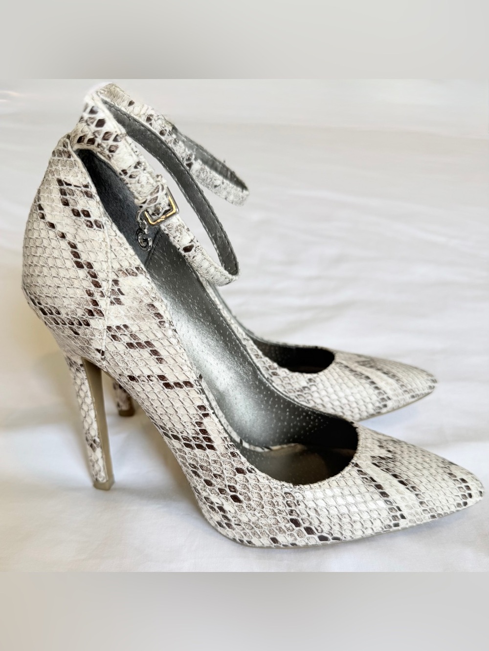 Guess Snakeskin Pointed Toe Ankle Strap Stiletto Heels Size 6